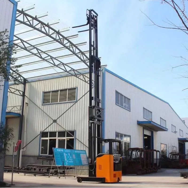 Self- propelled electric pallet lift